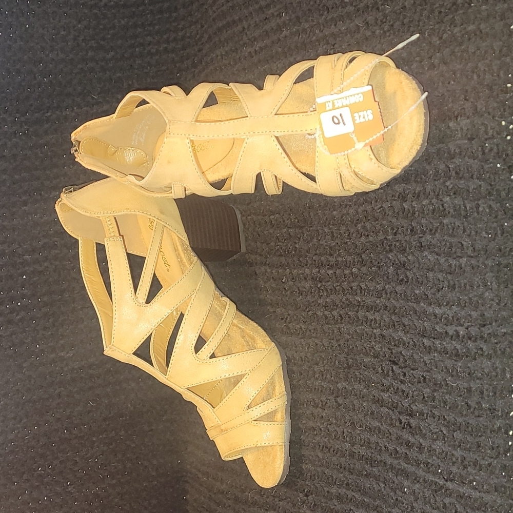 Easy Street Tan heels